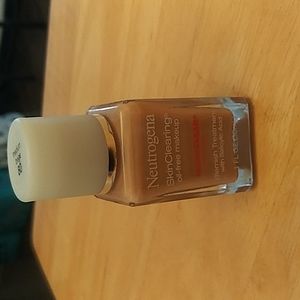 Neutrogena Skin Clearing oil-free makeup.(BRAND NEW)